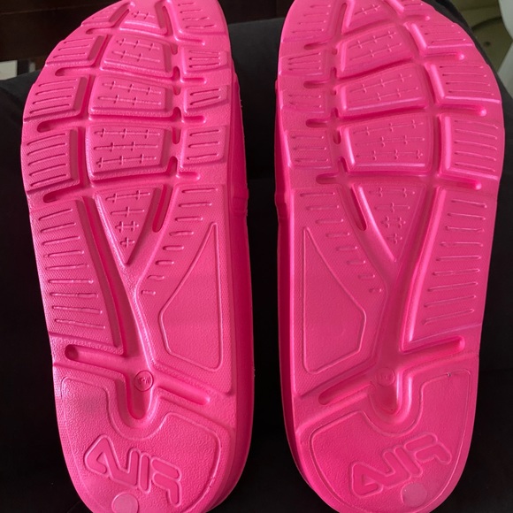 Hot pink fila slides size 7 - Picture 2 of 3